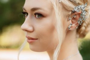 Cómo llevar accesorios brillantes con elegancia